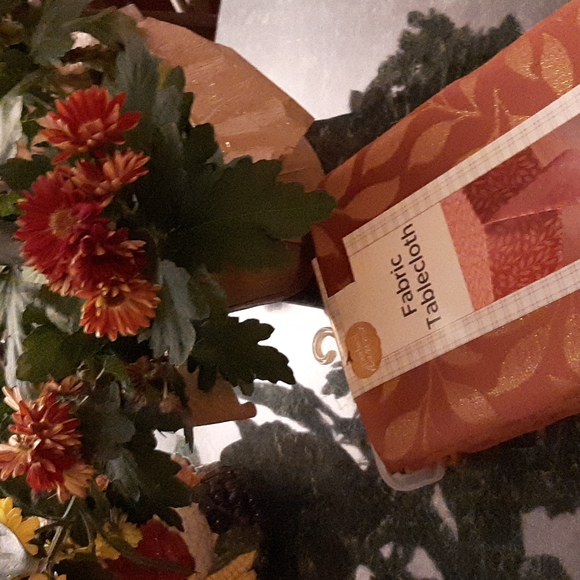 🍂🍁🍂Fabric Tablecloth- Beautiful! Rust with Gold Leaves 52" x 70"🍂 🍁🍂 - Picture 5 of 12